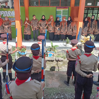 Kepala MTsN 5 Bulukumba Lepas Anggota Pramuka Spider Scout Ikuti Perkemahan di Kabupaten Sinjai