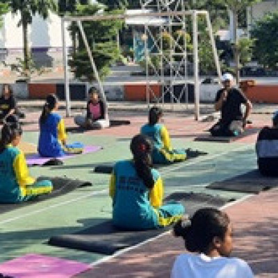 Penyelenggara Hindu Kemenag Sidrap Pimpin Yoga Bersama Siswa SMKN 1 Sidrap
