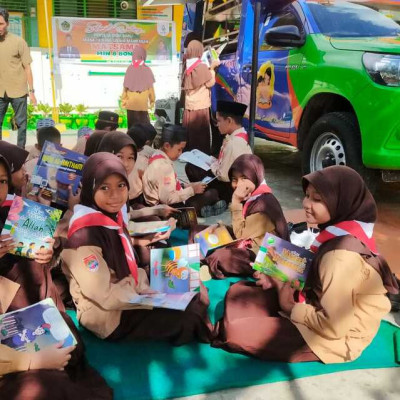 Peserdik MIN 8 Menyambut Kunjungan Perpustakaan Keliling dari Dispeka Bone