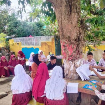 Outing Class Seru di Bawah Pohon Jambu: Guru MIN 2 Bone Ajak Siswa Belajar "Alhamdulillah"