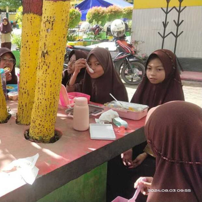 Peserdik MIN 7 Bone Nikmati Istirahat Dengan Makan Bersama di Taman Madrasah