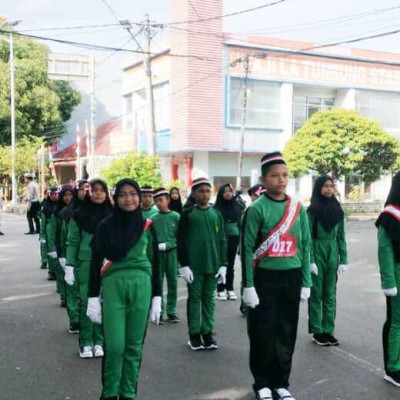 Pasukan Gerak Jalan MI DDI Kampung Baru Turut Meriahkan Peringatan HUT ke-79 Kemerdekaan RI