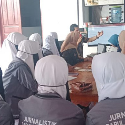 Peserta Didik Ekstrakurikuler Jurnalistik Darismah Bongki di Diskominfo dan Persandian Sinjai