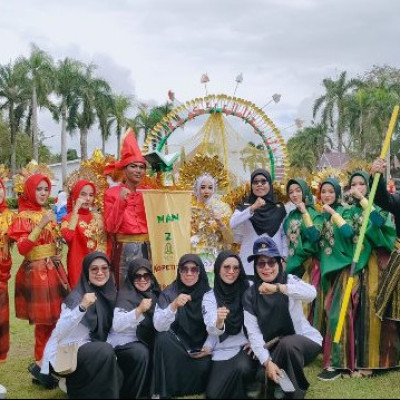 MAN 2 Sinjai Tampil Penuh Kreasi Busana Daur Ulang di Sinjai Culture Carnival