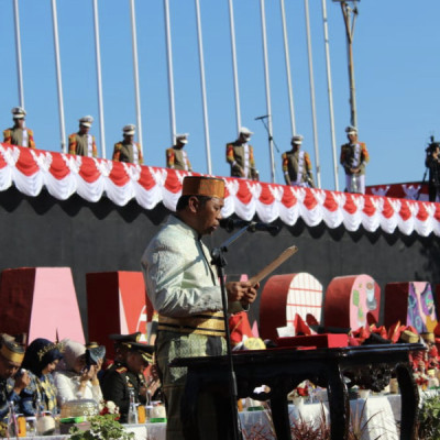 Kakankemenag Kota Makassar H. Irman Pimpin Doa Pada Upacara HUT RI ke-79 di Anjungan Pantai Losari