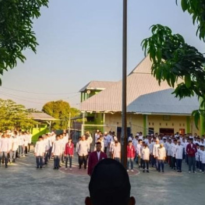 Jadi Pembina Upacara, Kabag Humas PPTQ An Nail Gowa Bakar Semangat Santri