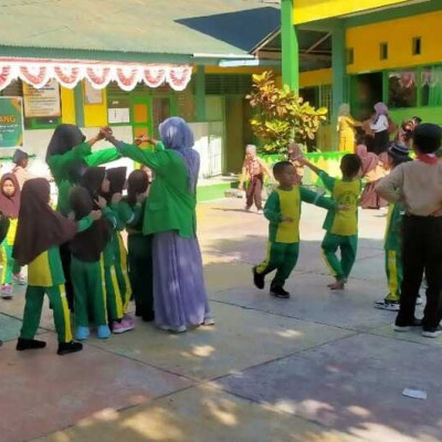 PPL IAIN Bone Ajak Peserdik MIN 8 Bermain Tradisional