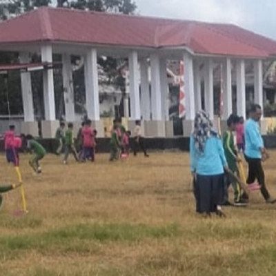 MIN 1 Bone Ikut Kerja Bakti Membersihkan Lapangan, Danramil Sibulue Sampaikan Terima Kasih