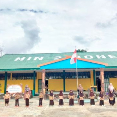 Serunya Siswa MIN 2 Bone Bermain Egrang Batok: Kreativitas dan Keceriaan di Lapangan Madrasah 