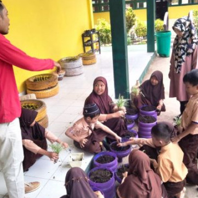 Transformasi Kreatif Siswa MIN 2 Bone: Sampah Galon Bekas Disulap Jadi Pot Bunga Cantik