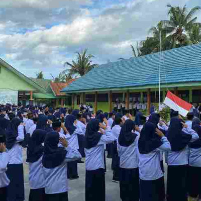 Upacara Bendera di MTsN Pinrang, Wakamad Humas Tunjukkan Kepemimpinan Inspiratif