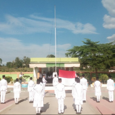 Persembahan Paskibraka MAN 4 Bone Pada Upacara Bendera