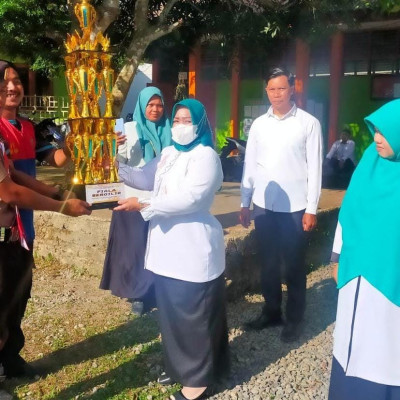 Gerakan Pramuka Spider Scout MTsN 5 Bulukumba Menyerahkan Piala Juara Umum Kepada Kepala Madrasah