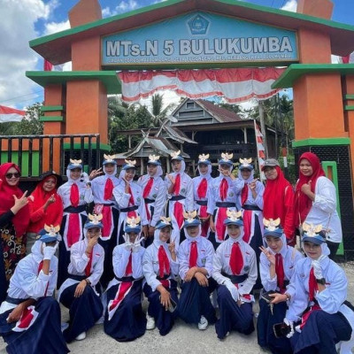 MTsN 5 Bulukumba Raih Juara 2 dalam Lomba Gerak Jalan Memperingati HUT RI ke-79