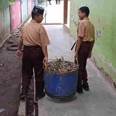 Jum'at Bersih di MTsN Pinrang: Singkirkan Sampah dari Madrasah