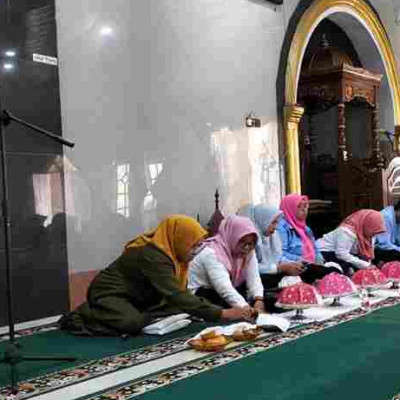 Penyuluh Agama Islam, Pimpin Doa di Acara Wisuda Santri TPA Murul Jannah Paleteang