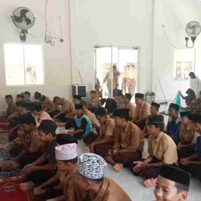 Shalat Dzuhur Berjama'ah Sebagai Penutup Akhir Pekan di MTsN Pinrang