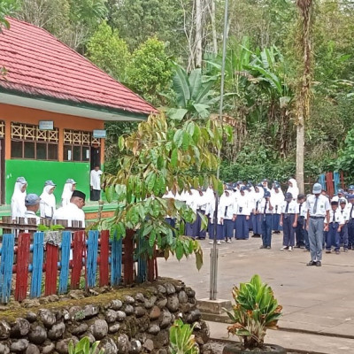 Kepala KUA Bulukumpa Pimpin Upacara Bendera di Madrasah YPPI Sapobonto