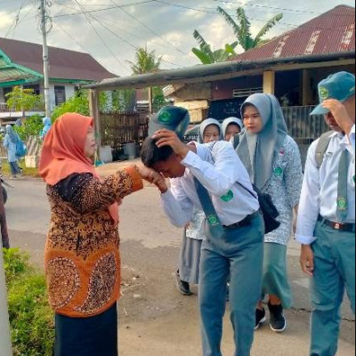 Sambut Siswa Depan Gerbang Madrasah, Ini yang dilakukan Guru MAN 1 Sinjai