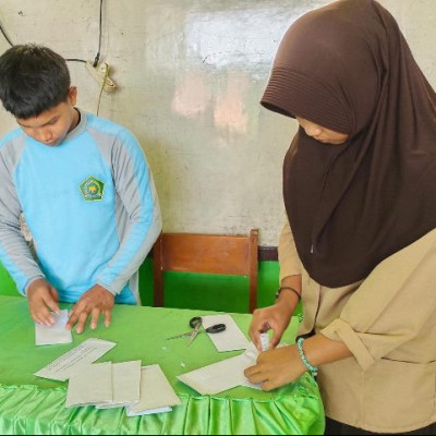 Kreatif dan Ramah Lingkungan, Peserta Didik MAN 2 Sinjai Ubah Kertas Bekas Jadi Amplop