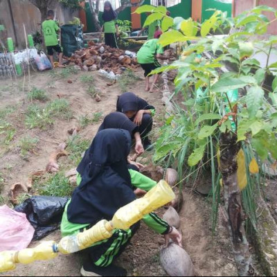 Peserta Didik MIN 1 Sinjai Kembangkan Kebun Madrasah