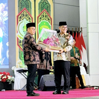 Malam Ta'aruf MTQ Nasional XXX, Dirjen Bimas Islam Serahkan Piala Presiden