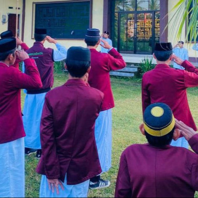 Nuansa Patriotisme dan Kebersamaan Warnai Upacara Bendera di MAS Darul Istiqamah