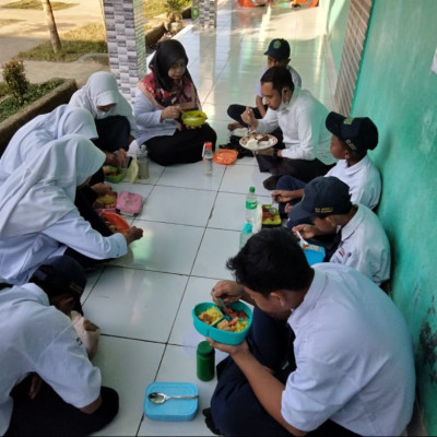 Tingkatkan Produktivitas Kesehatan Siswa dan Guru, MTsN 6 Bulukumba Rutinkan Sarapan Pagi Sebelum PBM