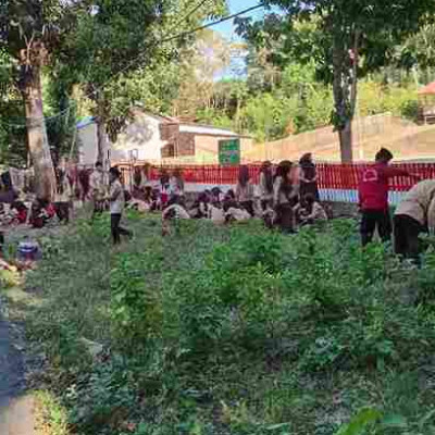 Kerja Bakti di MA Biharul Ulum Ma'arif, Wujudkan Lingkungan Bersih dan Nyaman