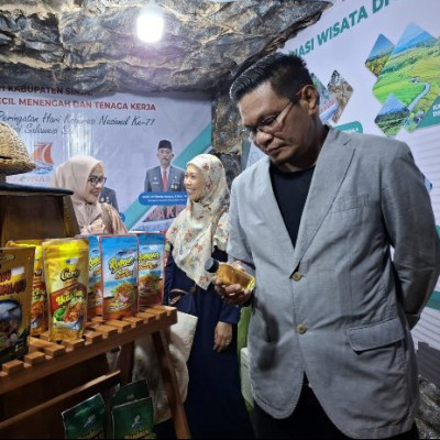 Kakankemenag Sinjai bersama Ketua DWP Kemenag Sinjai Tinjau Stand Peserta Harkopnas Kab. Sinjai