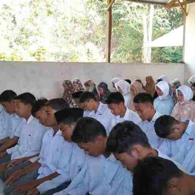 Shalat Dhuha Dipimpin Abdul Wahyu, Momen Khusyuk di MA Biharul Ulum Ma'arif