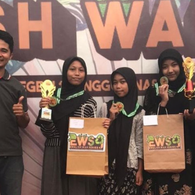 Tim MTsN Gowa Sabet 2 Juara di English War 2024 Series 4