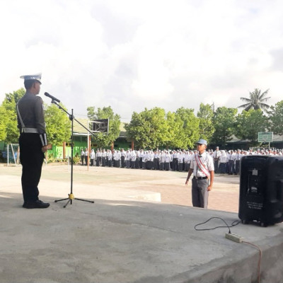 Kanit Kamsel Polres Bone, Pimpin Upacara Bendera di MAN 2 Bone