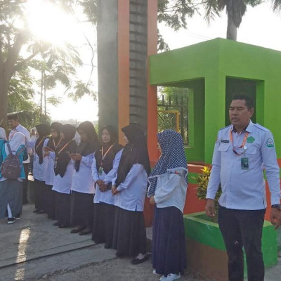 Pengawas MA Kemenag Bone Ikut Jemput Peserdik di Gerbang MAN 4 Bone