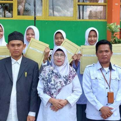 Santri Tahfiz MAN 2 Kota Parepare Terima STK Usai Simaan Al-Qur'an 1 Juz