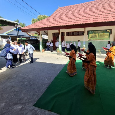 MTsN 1 Maros Sambut Tim SRA dengan Tari Paduppa