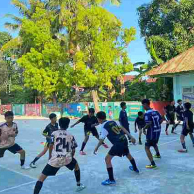 Tim Futsal MTsN Pinrang Perkuat Tehnik Dribbling Dengan Latihan Menggiring Bola Zig-Zag