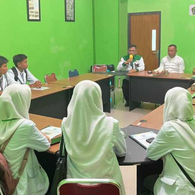 Kakan Kemenag Terima Resmi 9 Siswa PKL SMKN 1 Parepare