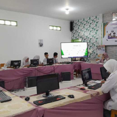 Kolaborasi Inovatif Guru TIK dan Al-Qur'an Hadis di MAN 1 Parepare