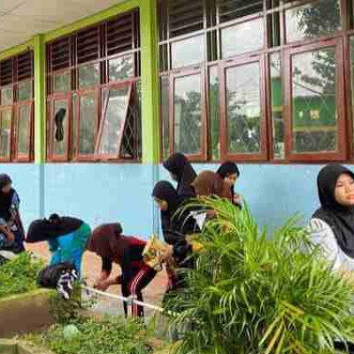 Semarak Persiapan Maulid Nabi, Peserta Didik MTsN Pinrang Gotong Royong Bersihkan Lingkungan Madrasah