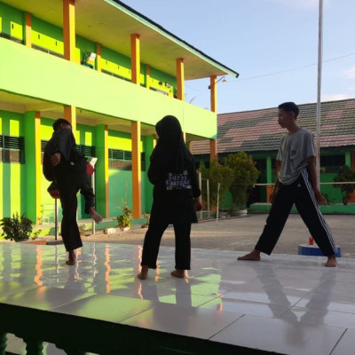 Siswa MTsN 2 Bone Asah Kemampuan Tendangan T dalam Latihan Pencak Silat