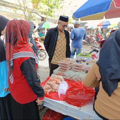 Sosialisasi Wajib Produk Halal KUA Tanete Riattang Timur di Pasar Bajoe