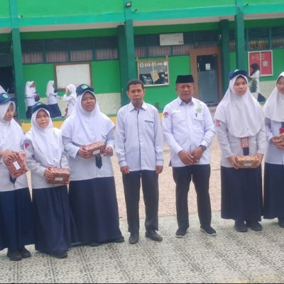 MTsN 1 Bone Beri Reward Pemenang Lomba Merangkum Hikmah Maulid