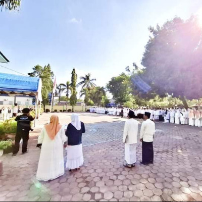 Jika dahulu santri berjuang melawan penjajah dengan senjata, kini mereka berjuang melawan kebodohan dan kemunduran dengan pena.