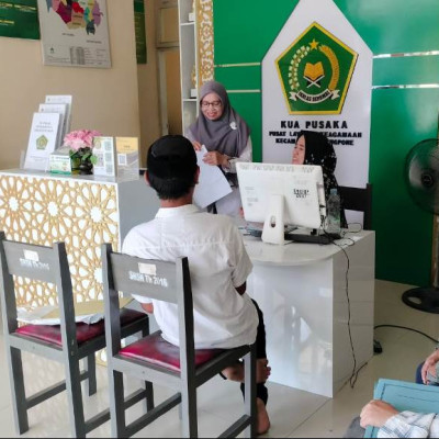 Pelayanan Digital dan 3S, Staf KUA Awangpone melayani Calon Pengantin Menuju Hari Bahagia