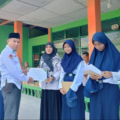 Pembagian Hadiah Lomba Hari Santri Nasional di MTsN 2 Bone