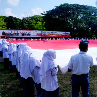 Digelar Di 5 Kota Se Indonesia, Siswa MAN 2 Bone Bentang Merah Putih Dihari Sumpah Pemuda