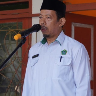 Kunjungan Pertama, Pengawas Bina MAN 1 Barru Jadi Pembina Upacara