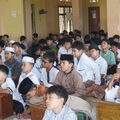 Kuatkan Semangat Ukhuwah, Santri PPS Imam Syathiby Gowa Nobar Silatnas Wahdah Islamiyah