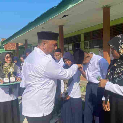 Wakamad Kesiswaan MTsN Pinrang Terima Trophy dan Piala Bergilir dari Siswa Pemenang Lomba